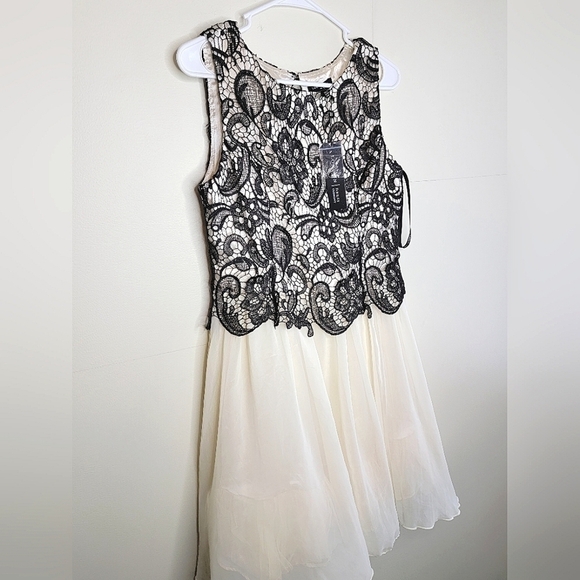 NWT London Dress Co Lace Open Back Soft Glam Romantic Cocktail Dress, size 10 - Picture 2 of 4